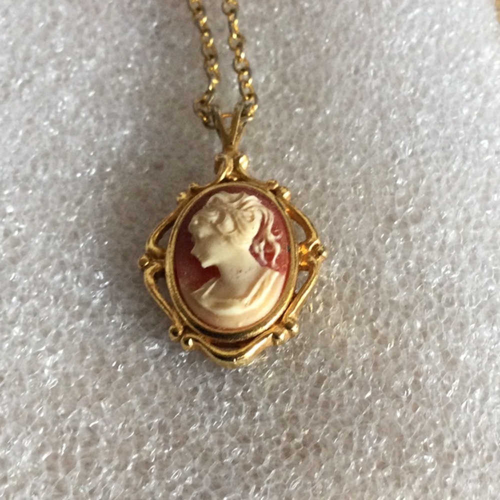 Vintage Cameo Gold Tone Necklace